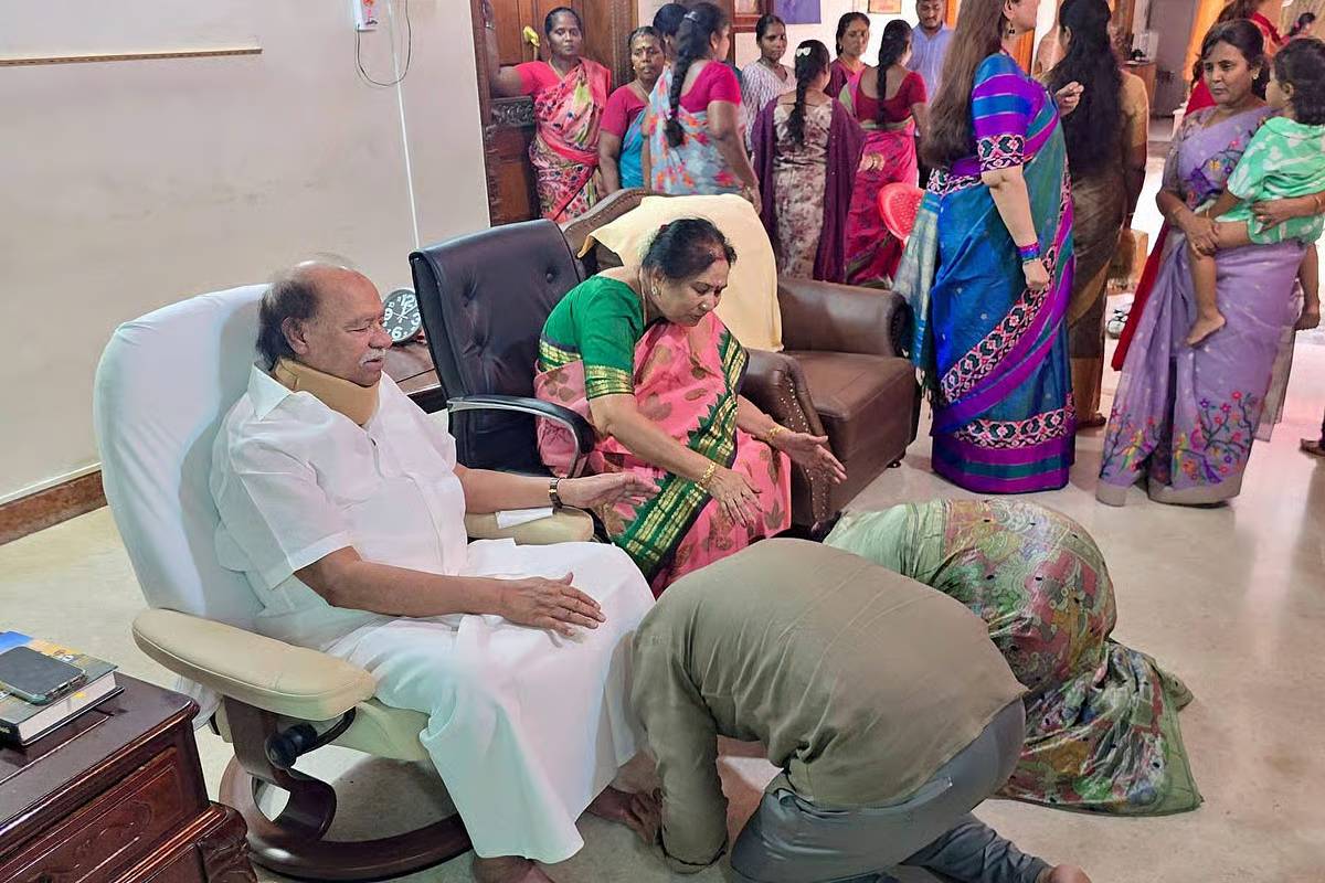 அன்புமணியை கண்ணீருடன் கட்டியணைத்த ராமதாஸ் - பாமகவில் முடிவுக்கு வந்த மோதல் | Anbumani Ramadoss Meets Ramadoss Pmk Rejoins அன்புமணியை கண்ணீருடன் கட்டியணைத்த ராமதாஸ் - பாமகவில் முடிவுக்கு வந்த மோதல் | Anbumani Ramadoss Meets Ramadoss Pmk Rejoins