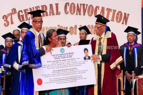 யாழில் கண்ணீரை வரவழைக்கும் சம்பவம்: உயிரிழந்த மகனின் பட்டப்படிப்புச் சான்றிதழை பெற்ற தாய்! | Jaffna University Mother Received Degree Son Death