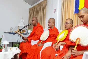 ஜனாதிபதி நிதியத்தின் ஊழியர்களை ஆசிர்வாதித்த தேரர்!