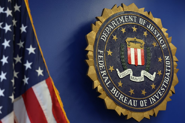 அமெரிக்காவில் இரகசிய ஆவணங்களை கசியவிட்ட குற்றச்சாட்டு : FBI அதிகாரிகள் அதிரடி சோதனை | Fbi Officers Raid On Leak Of Government Secrets