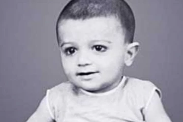 இந்த புகைப்படத்தில் இருக்கும் டாப் நடிகர் யார் தெரியுமா.. இதோ பாருங்க