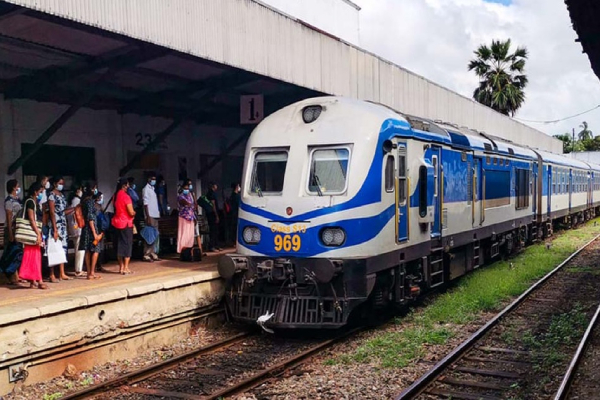 மலையக புகையிரத சேவை பாதிப்பு - எடுக்கப்பட்ட மாற்று நடவடிக்கை | Mountain Railway Service Affected