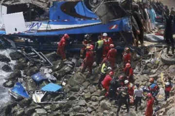 திருமணத்திற்குச் சென்று திரும்பியபோது பள்ளத்தில் கவிழ்ந்த பேருந்து! 9 குழந்தைகள் உட்பட 25 பேர் பலியான சோகம்