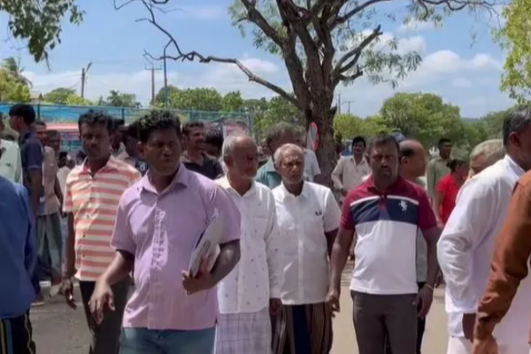 2,500 ஏக்கர் விவசாயக்காணிகளை கையகப்படுத்த திட்டம்; ஆளுநர் செயலகத்தை முற்றுகையிட்ட மக்கள் | 2 500 Acres Of Agricultural Land People Protest