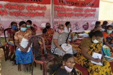 உண்ணாவிரத போராட்டத்திற்கு வலுசேர்க்கும் முகமாக யாழில் போராட்டத்தில் ஈடுபடும் பெண்