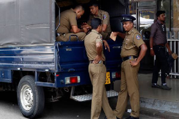 அதிகாலை நடந்த அதிர்ச்சி சம்பவம் ; மனைவியின் தலையை துண்டித்த கணவன் | Husband Kills Wife By Slitting Her Throat