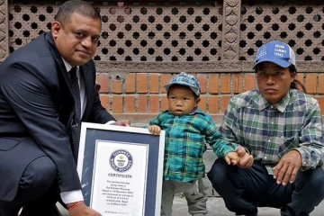 உலகின் மிக குள்ளமான மனிதர் என கின்னஸ் சாதனை படைத்த இளைஞர்!