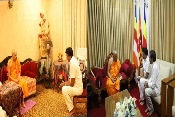 மகாநாயக்க தேரர்களை சந்தித்த கிழக்கு மாகாண ஆளுநர் (Photos)