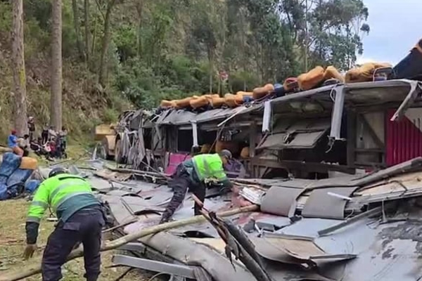 பெரு நாட்டில் பேருந்து விபத்து ; 18 பேர் பலி | Bus Accident In Peru 18 People Reported Dead