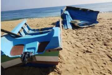 கடலலையில் சிக்குண்டு படகு உடைவு :  தெய்வாதீனமாக உயிர் பிழைத்த மீனவர்கள்