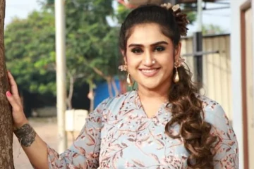 ‛நீங்க ஒரு இந்தியரா...?’  - நடிகை வனிதாவின் செயலுக்கு இணையவாசிகள் விமர்சனம்