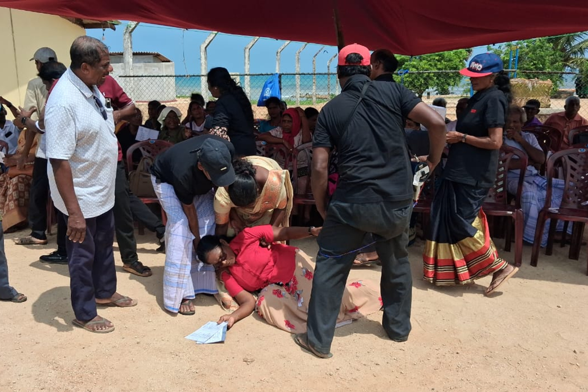 யாழில் தொடரும் போராட்டம் ; மயங்கி சரிந்த பெண் | Protest Continues In Jaffna As Woman Faints யாழில் தொடரும் போராட்டம் ; மயங்கி சரிந்த பெண் | Protest Continues In Jaffna As Woman Faints