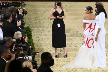 அணிந்திருந்த 'ஆடையில்' எழுதியிருந்த வார்த்தை...!  மாடல்னு நினைச்சா அங்க தான் செம டிவிஸ்ட்...!