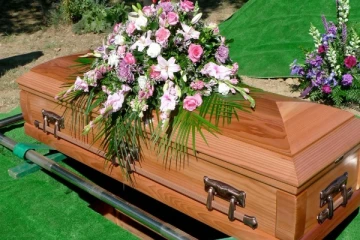 எரிபொருள் வாங்க வரிசையில் நின்ற பொதுமக்களுக்கு அதிர்ச்சி கொடுத்த சவப்பெட்டி