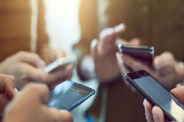 மொபைல் பயன்படுத்தும்போது இந்த 10 விடயங்களை செய்யாதீர்கள்!