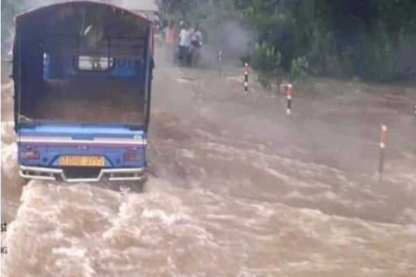 மட்டக்களப்பு - பொலன்னறுவை பிரதான வீதி போக்குவரத்து முற்றிலுமாக நிறுத்தம் | Batticaloa Polonnaruwa Main Road Blocked