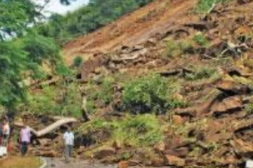 පස් කන්දක් කඩා වැටීමෙන් ප්‍රධාන මාර්ගයක ගමනාගමනයට බාධා..