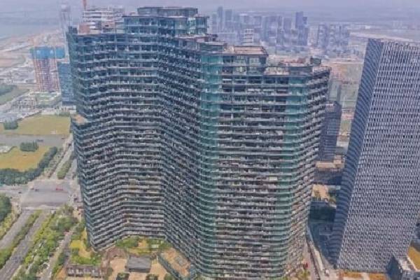 30 ஆயிரத்திற்கு மேற்பட்டோர் வசிக்கும் ஒரு கட்டிடம்! எந்த நாட்டில் உள்ளது தெரியுமா.... | Over 30 000 People Residential Building In China