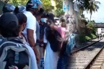 පාසල් සිසුවියන් දෙදෙනෙකු දුම්රියේ ගැටී සිදු වූ බිහිසුණු අනතුර