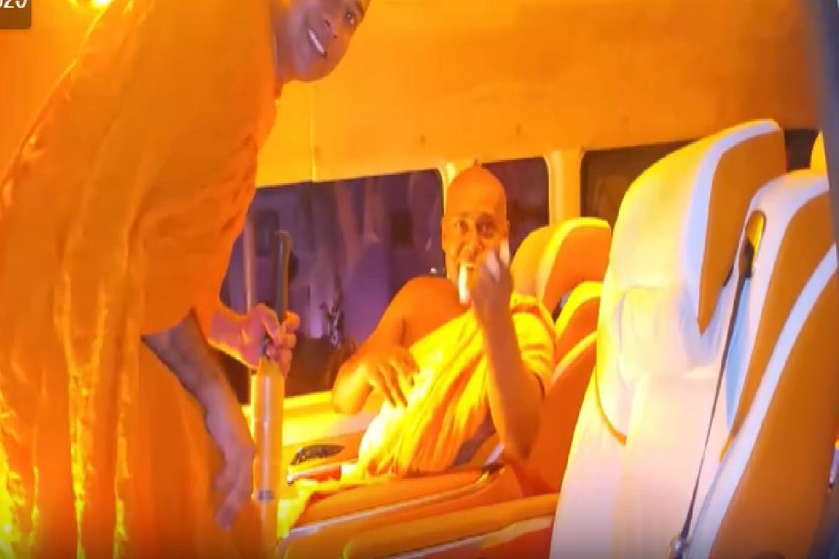 கோடிக்கணக்கான ரூபாய் மதிப்பிலான வாகனத்தில் சமந்தபத்ர தேரர்! சமூக வலைத்தளங்களில் எழுந்துள்ள சர்ச்சை | Samanathabhadra Thero In A Luxury Vehicle Worth கோடிக்கணக்கான ரூபாய் மதிப்பிலான வாகனத்தில் சமந்தபத்ர தேரர்! சமூக வலைத்தளங்களில் எழுந்துள்ள சர்ச்சை | Samanathabhadra Thero In A Luxury Vehicle Worth