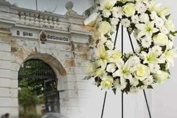 காலி சிறைச்சாலை அதிகாரியின் வீட்டுக்கு முன் மலர்வளையம் வைக்கப்பட்டதால் பரபரப்பு!