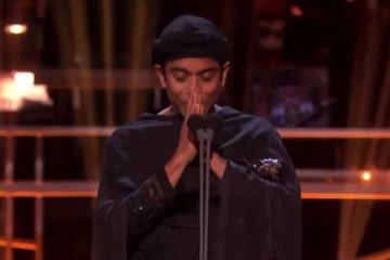 ඔලිවර් සම්මාන උළෙලේදී ශ්‍රී ලාංකික නළුවෙකුට සුවිශේෂී සම්මානයක්...(VIDEO)