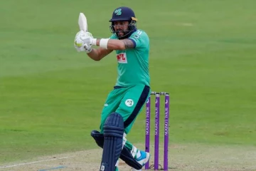 8வது வீரராக களமிறங்கி அதிரடி சதம்! சர்வதேச ஒருநாள் கிரிக்கெட்டில் புதிய சாதனை படைத்த பிரபல வீரர்