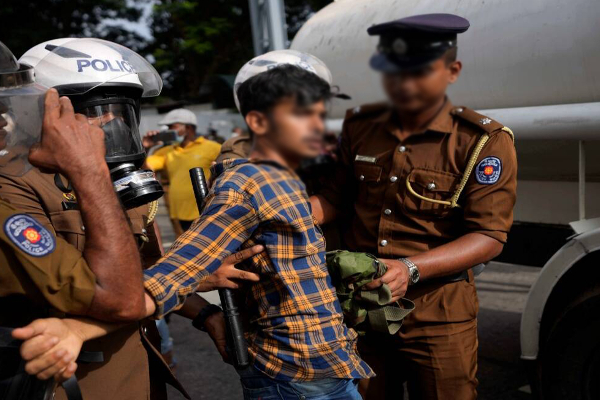 கைது நடவடிக்கைக்கு இடையூராக இருந்த தாய் மற்றும் மகனுக்கு விளக்கமறியல் | Police Investigation Mother Son Arrest