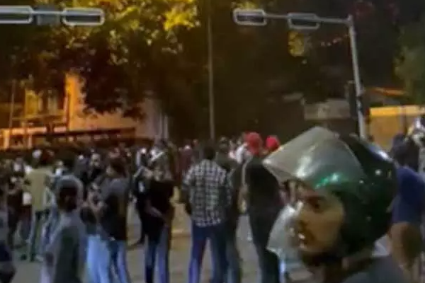 இலங்கை பிரதமர் ரணில் விக்ரமசிங்கே வீட்டிற்கு போராட்டக்காரர்கள் தீ வைப்பு | Protesters Set Fire To Pm House