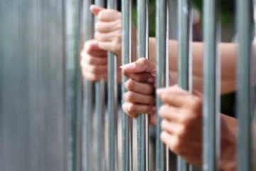 හෙරොයින් සමග කාන්තාවන් දෙදෙනෙක් කොටු