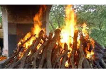 சுடுகாட்டில் எரிந்து கொண்டிருந்த சடலம் - தண்ணீர் ஊற்றி அணைத்து போலீஸ் கொண்டு சென்றதால் பரபரப்பு