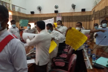 கிழக்கு மாகாண ஆளுநருக்கு எதிராக மட்டக்களப்பு மாநகர சபையில் போர்க்கொடி!