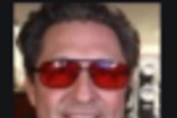 பணத்தை வாரி இறைக்கும் தொழிலதிபர்; காரணத்தைக்கேட்டு மூக்கின்மேல் விரலைவைக்கும் நெட்டிசன்கள்