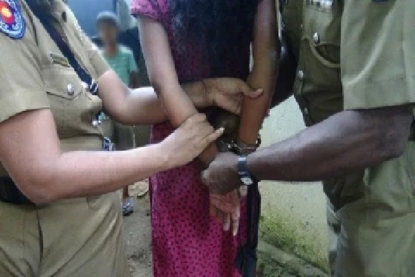 ஹெரோயின் கடத்திய மொட்டு கட்சியின் அரசியல்வாதி சிக்கினார் | Slpp Politician Caught Smuggling Heroin