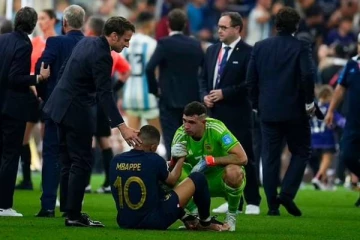 உலகக்கோப்பையில் தங்க கையுறை வென்ற வீரர் மீது பிரான்ஸ் பரபரப்பு புகார்!