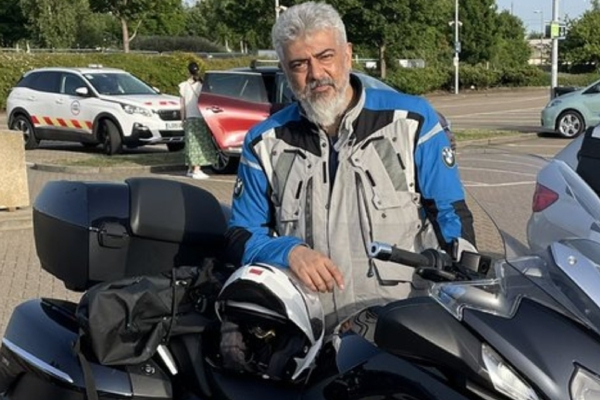 15 லட்ச ருபாய் பைக்கை கிப்ட் ஆக கொடுத்த அஜித்! யாருக்கு தெரியுமா? | Ajith Gifts Bmw F850 Gs To A Biker