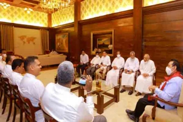 நிகழ்வில் பங்கேற்காத  மஹிந்த ராஜபக்ச அமைச்சர்களை சந்தித்தார்