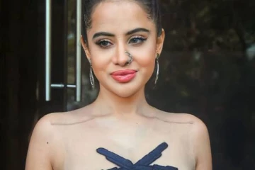 மேலாடை இல்லாமல் பொது இடத்திற்கு வந்த 25 வயது நடிகை!! முகம் சுளிக்கும் ரசிகர்கள்..