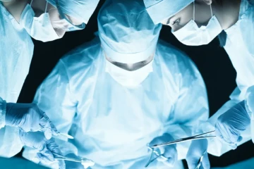 அறுவை சிகிச்சை நடுவில் மருத்துவர் செய்த மோசமான செயல்!