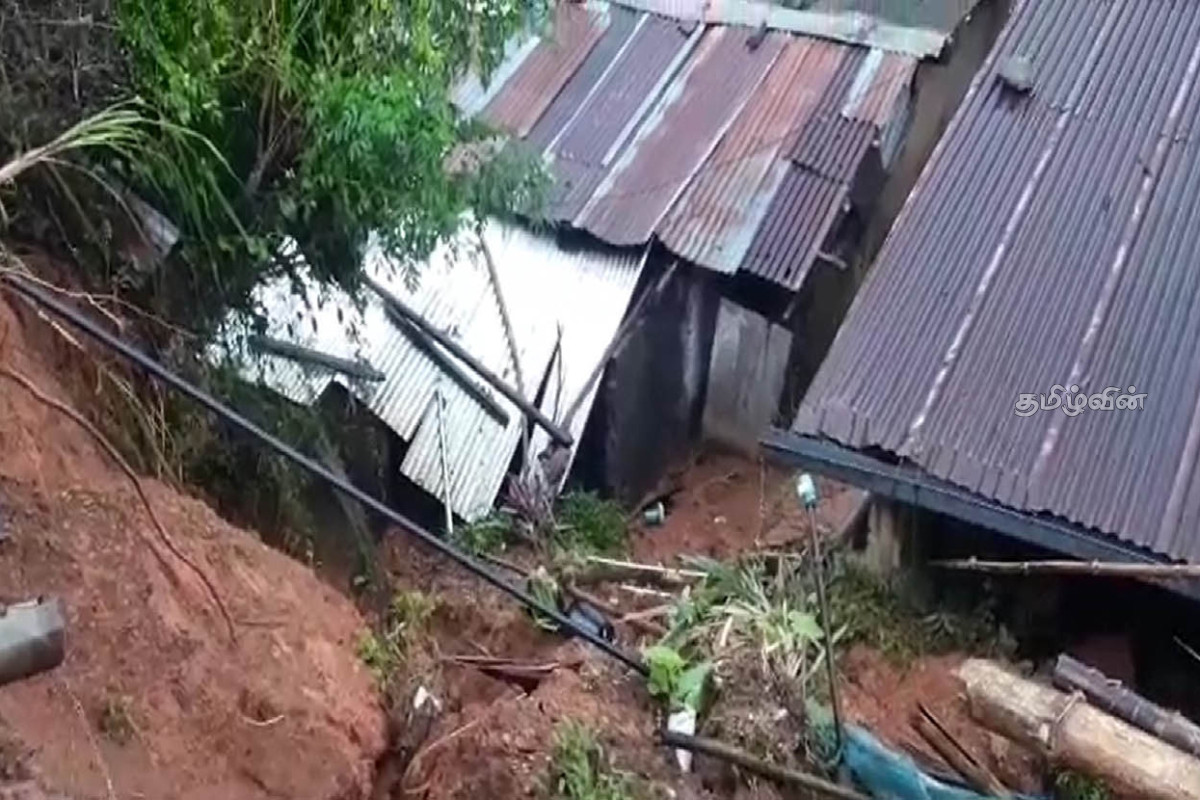 லிந்துலையில் மண்மேடு சரிந்து மூன்று வீடுகள் சேதம்: அச்சத்தில் வாழும் மக்கள் | Three Houses Damaged As Mound Of Earth Collapses லிந்துலையில் மண்மேடு சரிந்து மூன்று வீடுகள் சேதம்: அச்சத்தில் வாழும் மக்கள் | Three Houses Damaged As Mound Of Earth Collapses