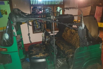 யாழ்ப்பாணத்தில் வன்முறைக் கும்பல் அட்டகாசம் ( படம்)