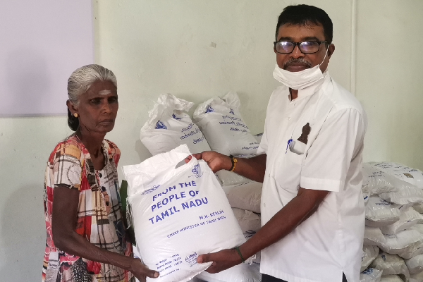 வவுனியாவில் தமிழக அரசின் உதவி பொருட்கள் வழங்கி வைப்பு(Photo) | Government Tamil Nadu Donates Deposits Vavuniya