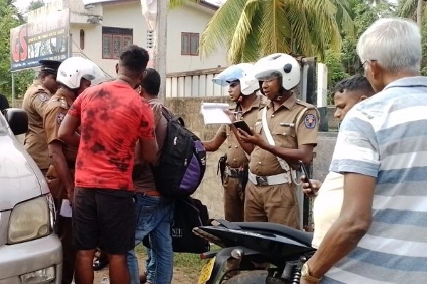 யாழ்.நகரில் நிறைபோதையில் ஓட்டம்காட்டிய பொலிஸார்! | The Police In Jaffna Were Running Drunk