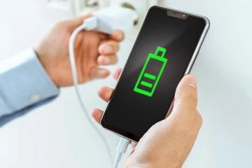 மொபைல் போனை சிறுநீரில் சார்ஜ் செய்யலாமா? விஞ்ஞானிகளின் அசத்தல் கண்டுபிடிப்பு