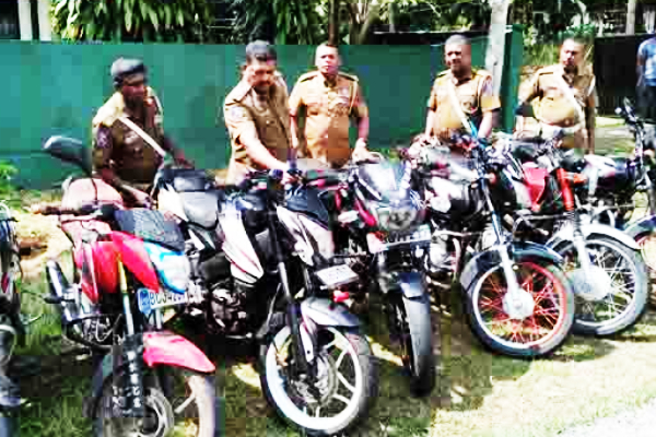 மோட்டார் சைக்கிளில் சாகசம் காட்டிய இளைஞர் குழு கைது | Facebook Bick Race Crisis Police Investigation