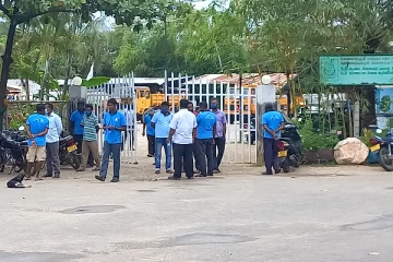 மட்டக்களப்பு மாநகரசபை ஊழியர்கள் பணி பகிஸ்கரிப்பில்!