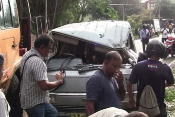 மீண்டும் ஒரு அனர்ந்தம்; பல வாகனங்கள் மீது விழுந்த மரம்