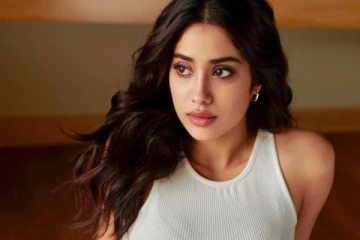 படுகிளாமரான உடையில் ஜான்வி கபூர் போட்டோஷூட்! வைரல் ஸ்டில்கள்