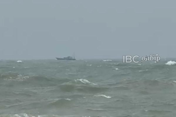 கடல் சீற்றத்திற்கு மத்தியில் இலங்கை எல்லைக்குள் நுழைந்த இந்திய கடற்றொழிலாளர்கள் | Indian Fishermen Enter Mullaitivu Amid Rough Seas கடல் சீற்றத்திற்கு மத்தியில் இலங்கை எல்லைக்குள் நுழைந்த இந்திய கடற்றொழிலாளர்கள் | Indian Fishermen Enter Mullaitivu Amid Rough Seas