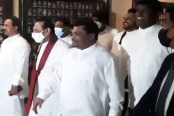 பதுங்கு குழியில் தலைமறைவான மகிந்த மீண்டும் வெளியில் வந்தார்